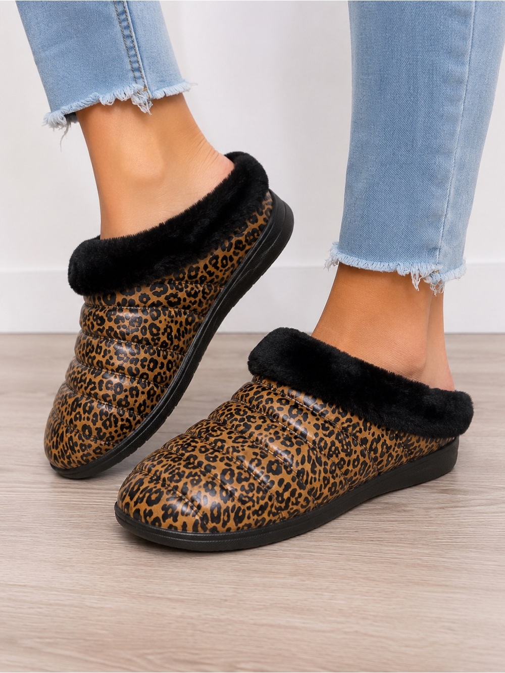 Sketchers BOBS Foammies Print Faux Fur Lined Slip-On slippers 9.5 woman clogs